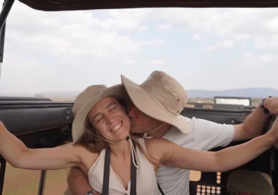 pareja-de-novios-haciendo-safari-lujo